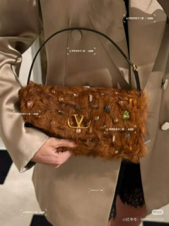 Picture of Valentino Handbags _SKUfw240128165fw